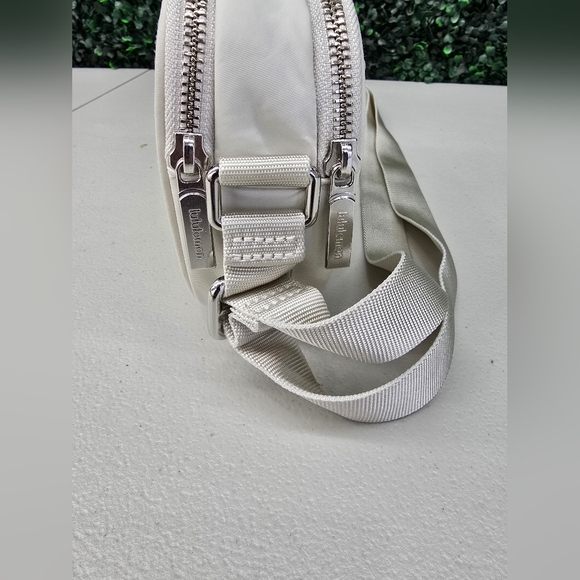 Lululemon Bone Color Camera Bag - Picture 4 of 9